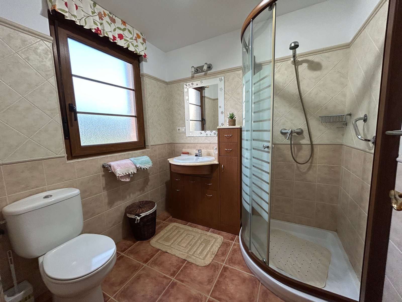 Baño con bañera y ducha