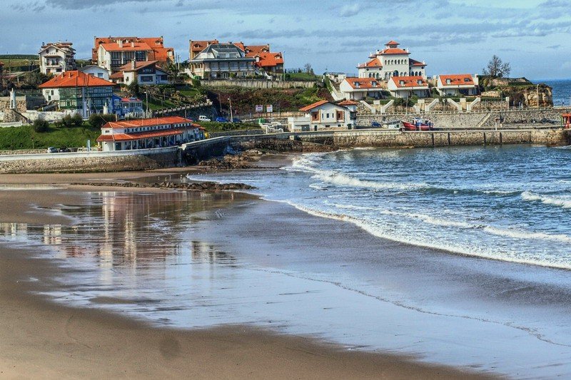 Playa urbana y familiar de Comillas con paseo marítimo