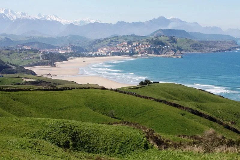 Playa de Merón en San Vicente de la Barquera, olas para surf