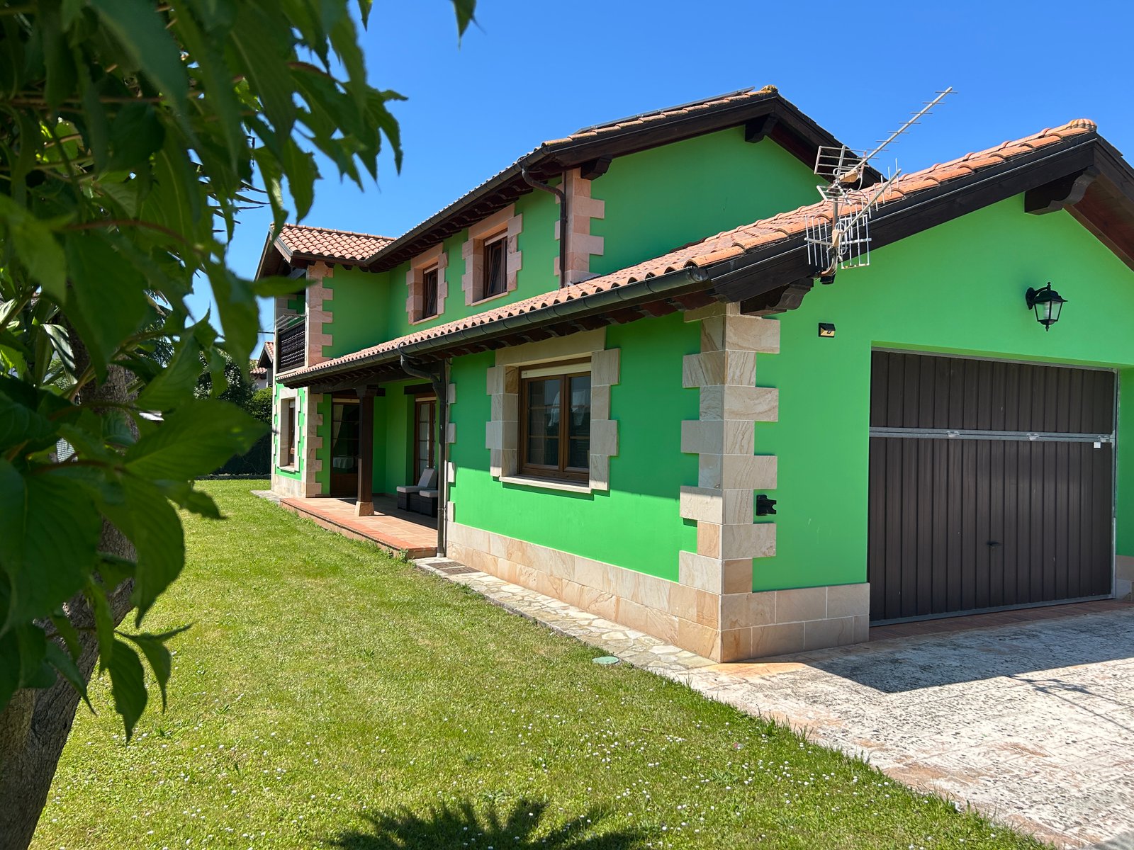 Fachada exterior de Las Portillas, villa rural en Cantabria