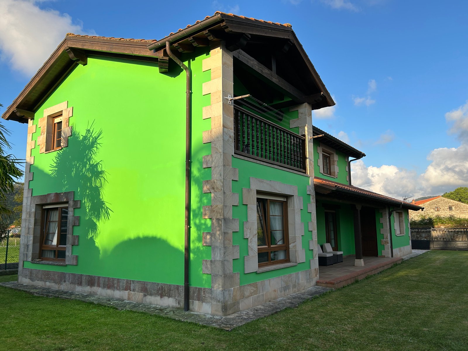 Jardín exterior con terraza y barbacoa