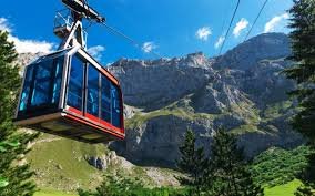 Teleférico de Fuente Dé con los Picos de Europa al fondo