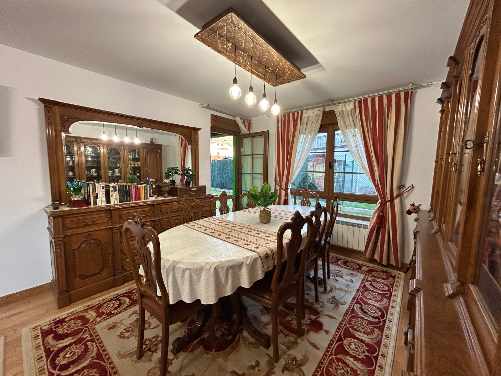 Salón con comedor de castaño para 8 comensales