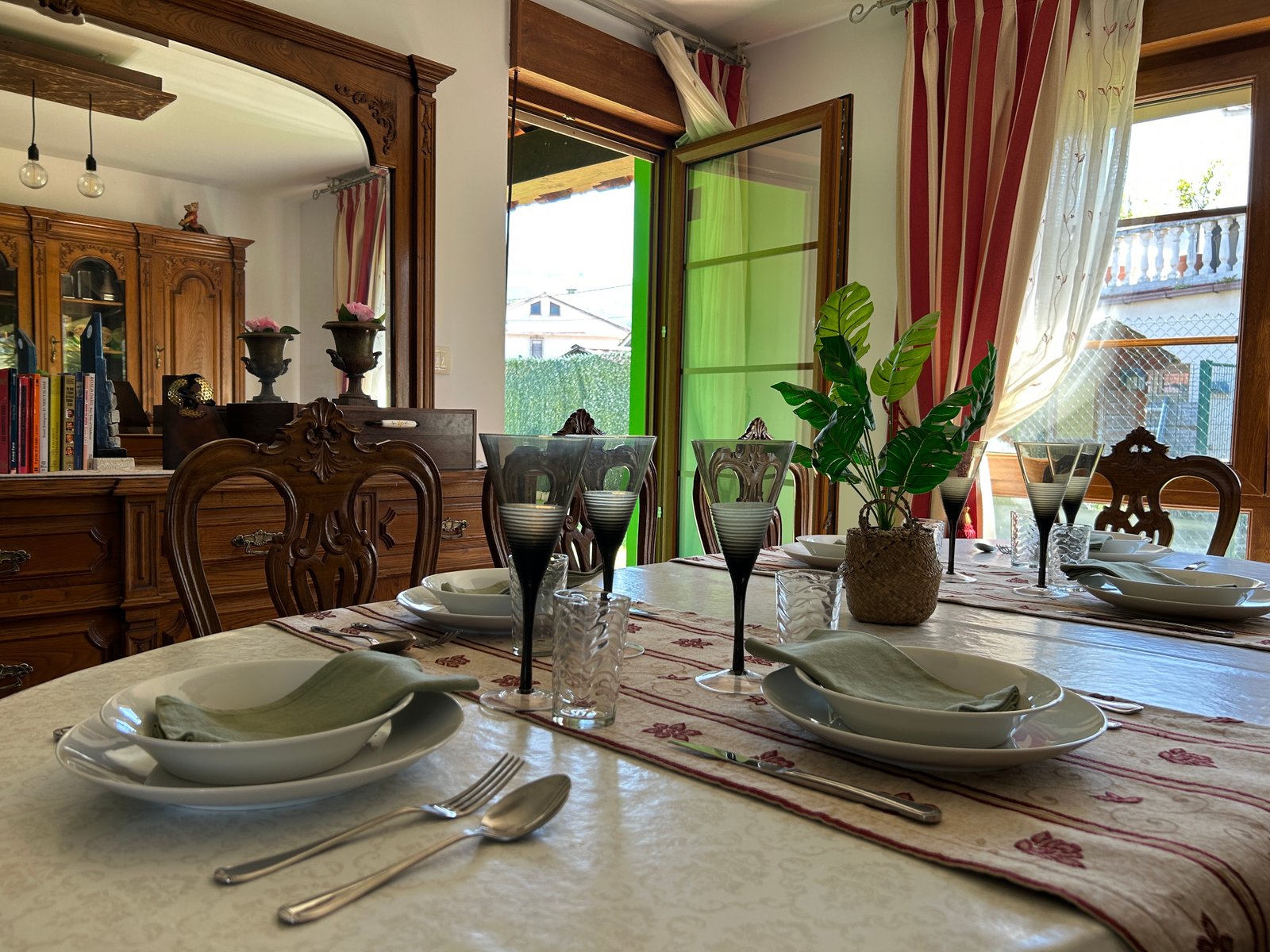 Comedor de castaño del salón principal