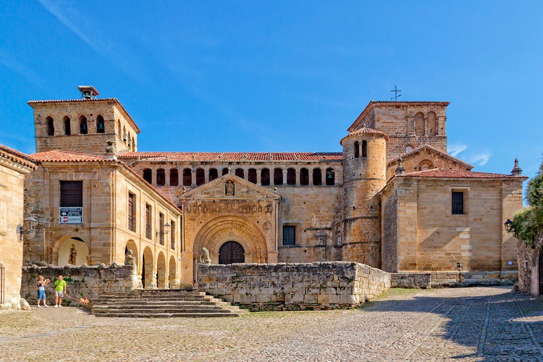 Calles empedradas del pueblo medieval de Santillana del Mar
