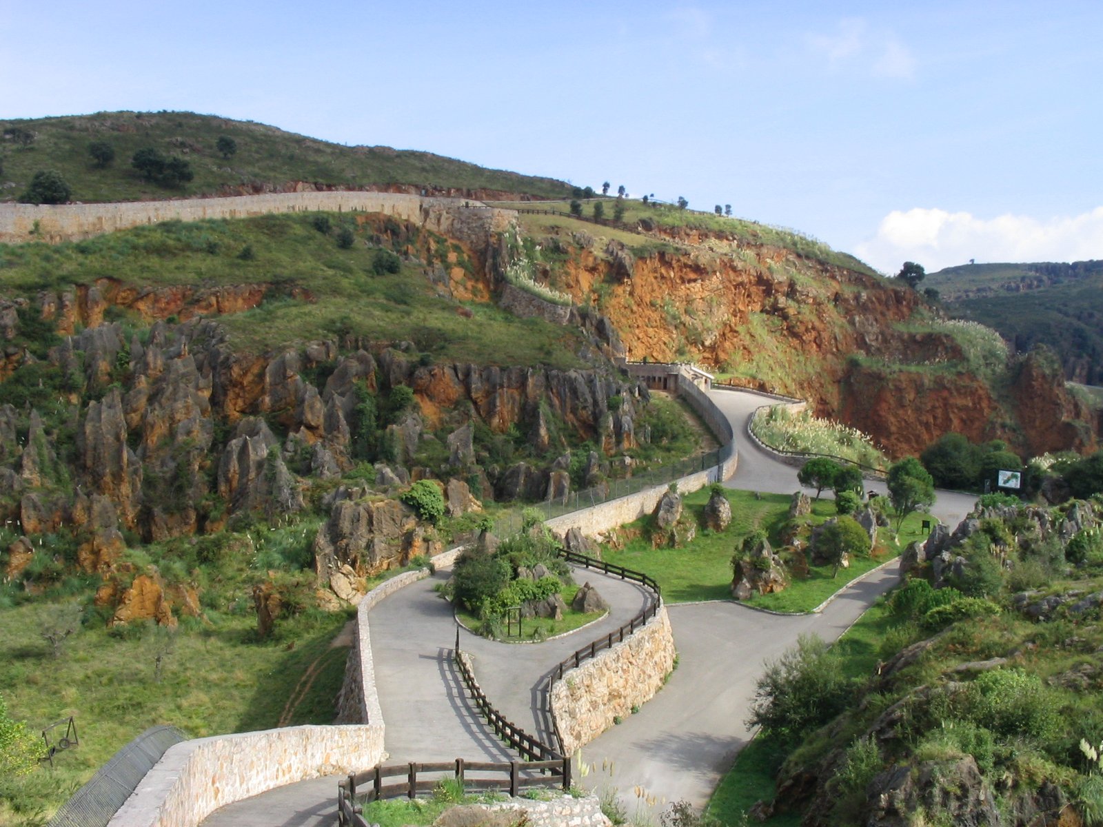 Parque de la Naturaleza de Cabárceno con animales en semilibertad